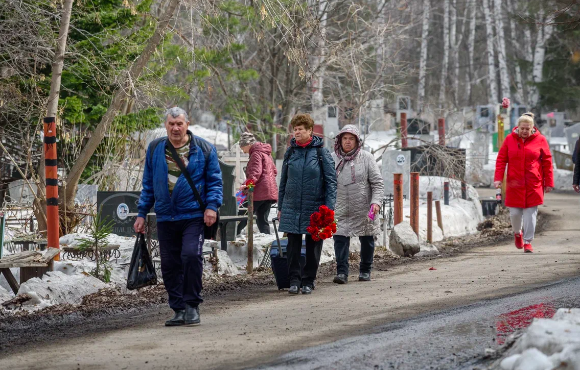 Фото Погибшие бойцы СВО, памятник Пригожину и слёзы родных. Как новосибирцы почтили умерших на Радоницу – репортаж с Гусинобродского кладбища 7